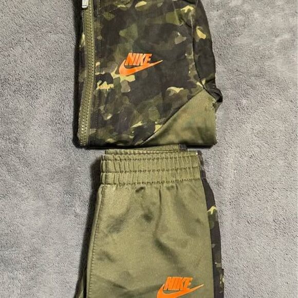 Nike 2PC Baby Boy Green Camouflage Tracksuit - Picture 2 of 8